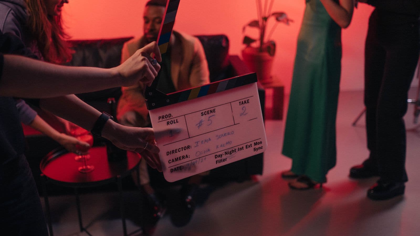Un clap tendu devant l'objectif sur un plateau de tournage, juste avant une prise